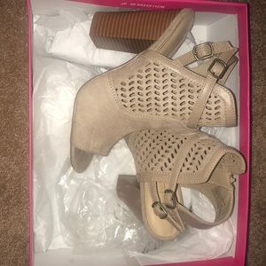 Cute shoe dazzle heels